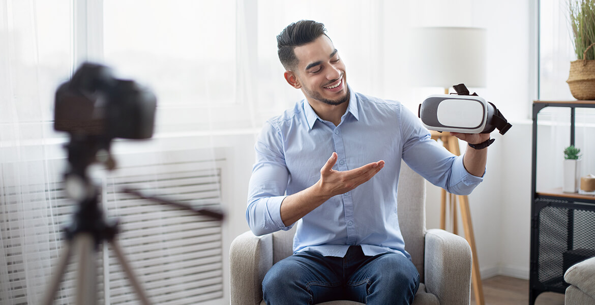 tech-product-review-male-vlogger-presenting-vr-hea-KNKC9M4.jpg